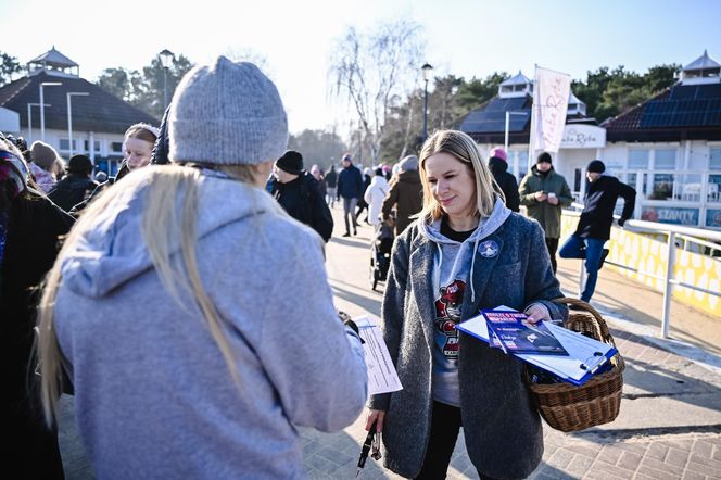 Marta Nawrocka żona kandydata na prezydenta RP Karola Nawrockiego zbiera podpisy na listach poparcia na Gdańskim molo w Brzezinie