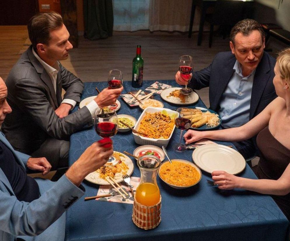 Sonia, Stefaniak, Bazylow i jego wspólnik siedzą przy stole, wznosząc toast winem. Na stole widać dania kuchni azjatyckiej. Opis wydarzeń z serialu Barwy szczęścia znajdziesz na Super Seriale.