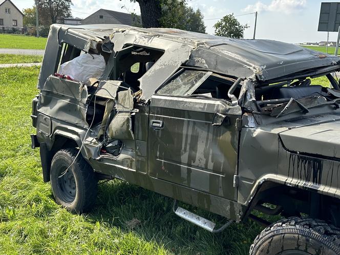 Wojskowe auto wylądowało na dachu. Ranny 34-latek