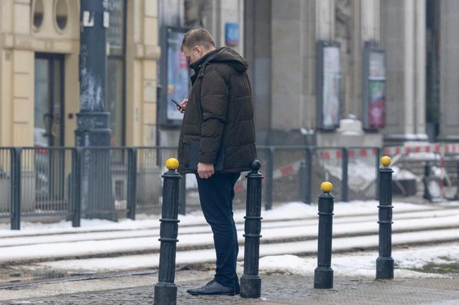 Adrian Zandberg na pasach z nosem w telefonie