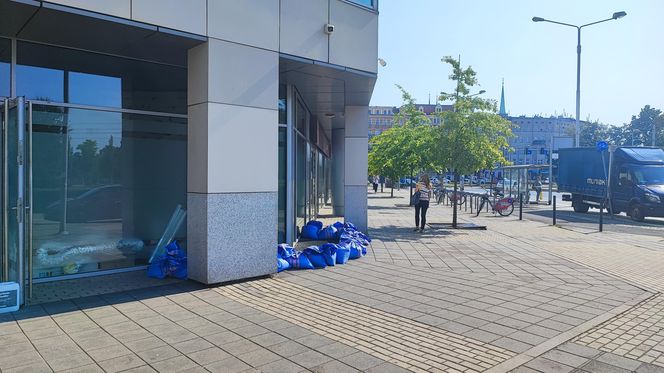 Trwa zabezpieczanie budynków na Wyspie Młyńskiej, na osiedlu Nadodrze 