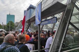 Warszawa. Wielkie tłumy w metrze. Policja zablokowała wejścia na Dworcu Gdańskim