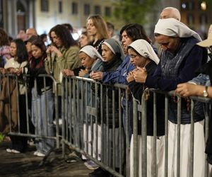 Tłumy w Watykanie. Wierni oddają hołd papieżowi Franciszkowi