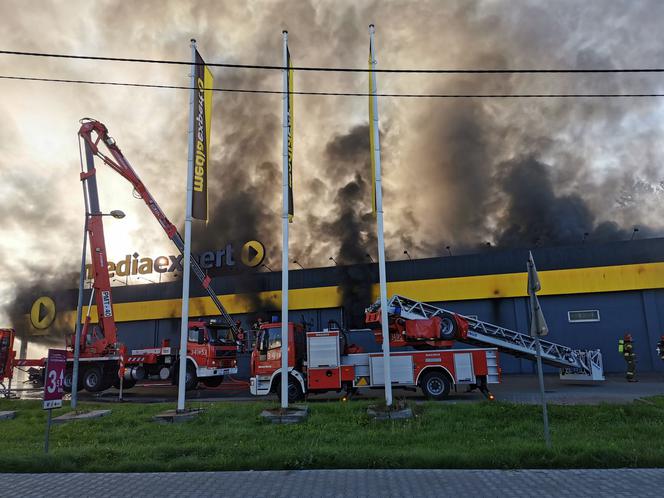 Nowy Sącz. GIGANTYCZNY pożar w Media Expert przy Węgierskiej. Zawaliła się część dachu