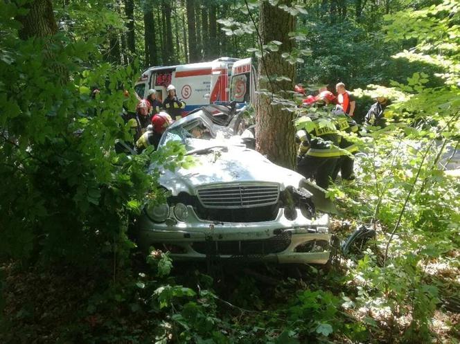 Koszmarny wypadek w powiecie kołobrzeskim. Nie żyje jedna osoba, troje dzieci w szpitalu