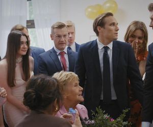 M jak miłość odc. 1890. Barbara (Teresa Lipowska), Marysia (Małgorzata Pieńkowska), Olek (Maurycy Popiel), Marcin (Mikołaj Roznerski)