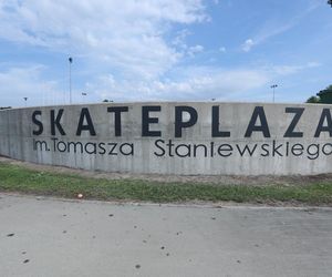 Czy nowa metoda się sprawdzi? Zakończono pierwsze prace naprawcze na Skateplazie w Lesznie