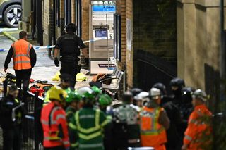 Dramatyczne sceny w brytyjskim pociągu. Nożownicy zaatakowali pasażerów. Wiele osób rannych