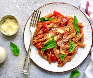 Znalazłam przepis na ekspresowy makaron z indykiem w pomidorach. Lekki i zdrowy, a robi się w kilka minut