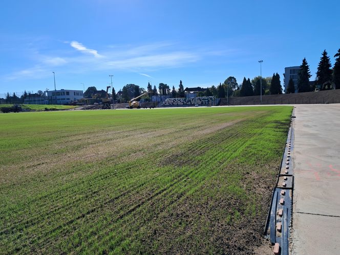 Budowa stadionu w Starachowicach. Na murawie już zielono