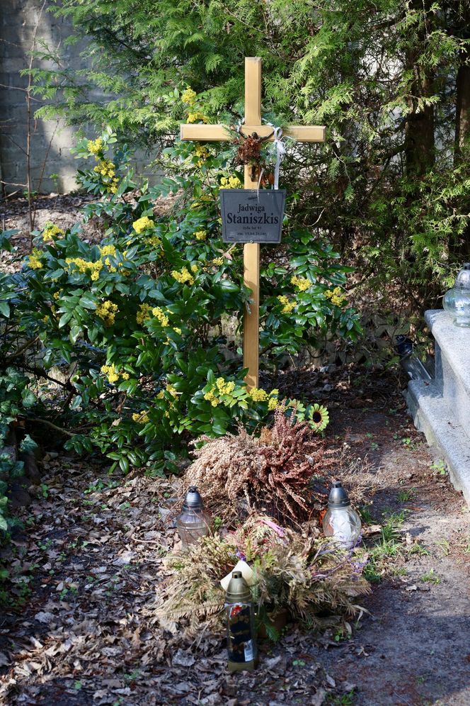 Tak wygląda grób prof. Staniszkis rok po jej śmierci 