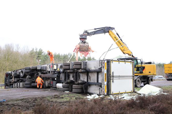 Przewrócony TIR na autostradzie