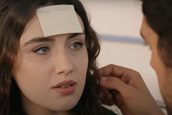 Podczas gry w "Zgadnij kim jestem" Halil napisze na czole ukochanej jej imię 