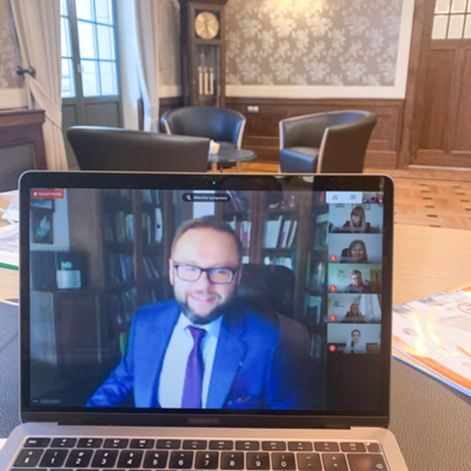 Śląskie uczelnie w obliczu pandemii. Zajęcia, egzaminy i obrony prac przed komputerem