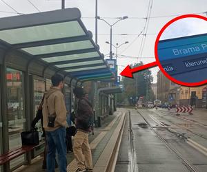 Niewidoczne tablice z przyjazdami tramwajów i autobusów