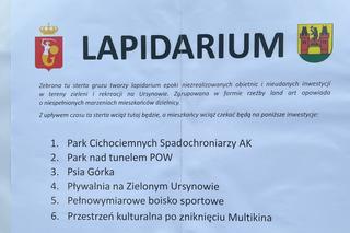 Przed urzędem dzielnicy zbudowano kolejne „Lapidarium”. „Mamy dość urzędniczych absurdów”