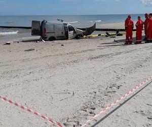 Wypadek samochodowy na plaży w Łebie. Kierowca wjechał w falochron i uciekł