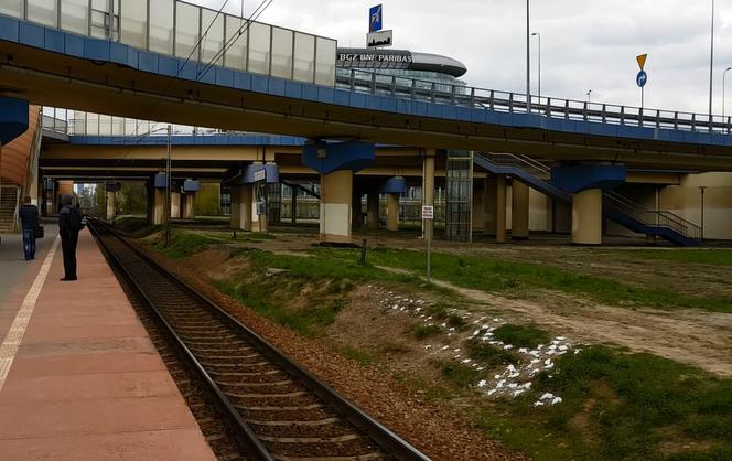 Gęsta smoła na peronie PKP Służewiec