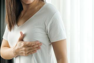 Jak bolą piersi przed okresem, a jak na początku ciąży? Eksperci radzą, jak dostrzec różnicę