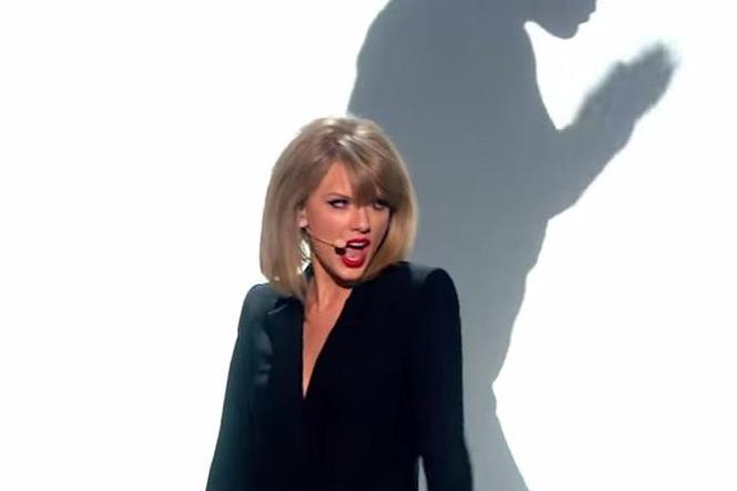 Brit Awards 2015: Taylor Swift na scenie seksowna i wyluzowana jak nigdy! ZDJĘCIA