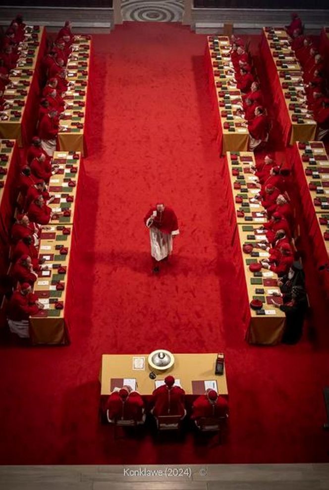 Kaplica Sykstyńska zbudowana z istniejącej scenografii znalezionej w magazynie w słynnym włoskim Cinecittà Studios