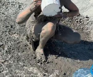 Maja Rutkowski zażywa błotnego SPA