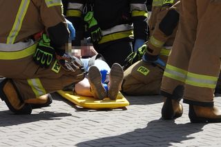 Kierowca Toyoty wjechał w pieszych na Bielanach. Cztery osoby trafiły do szpitala