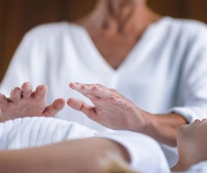 Biorezonans, wlewy, zdalne terapie. Połowa Polaków wierzy, że big pharma ukrywa lek na raka
