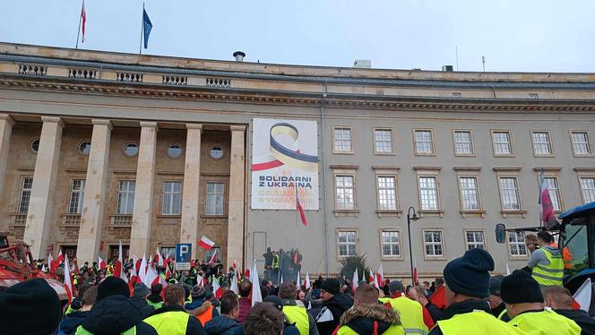 Protest rolników we Wrocławiu. Strajk wymyka się spod kontroli. Urząd Wojewódzki obrzucany jajkami