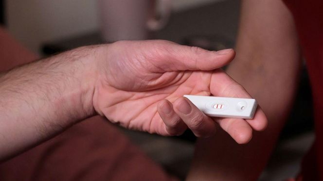 M jak miłość odcinek 1871 ostatni - finał sezonu. Test ciążowy, Kasia (Paulina Lasota), Mariusz (Mateusz Mosiewicz) 