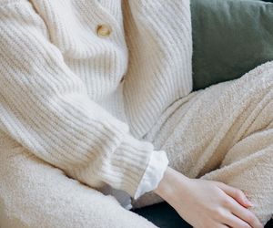 Ciepłe i stylowe. Wełniane spodnie to hit tego sezonu! Zobacz, jak je nosić