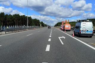 Wypadek na autostradzie A1. Kierowca zasnął za kółkiem i uderzył w barierki [ZDJĘCIA]