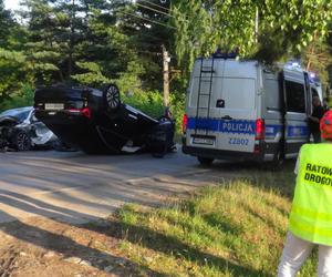 Potworna czołówka pod Legionowem. Roztrzaskane auto dachowało, są ranni