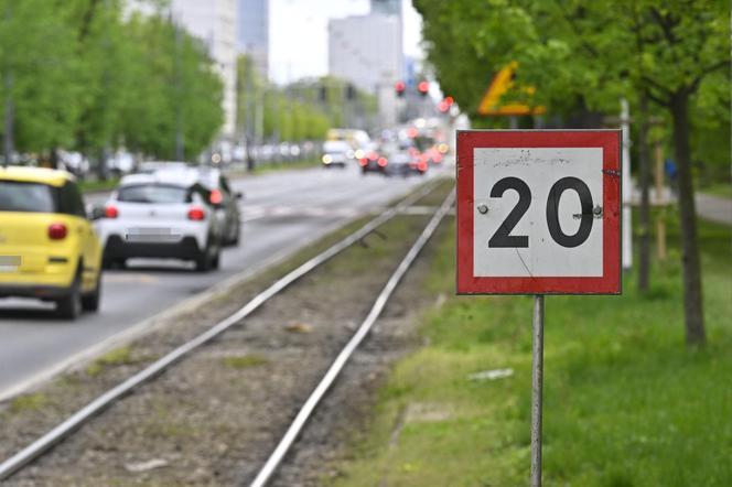 Katastrofalny stan torowiska na al. Waszyngtona. Tramwajarze naprawią tylko fragmenty 