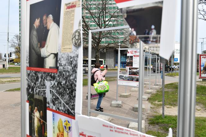 Zdewastowano wystawę papieską przy siedzibie Solidarności w Gdańsku. Sprawą zajmuje się policja