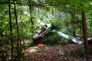 Wypadek szybowca, roztrzaskał się w lesie