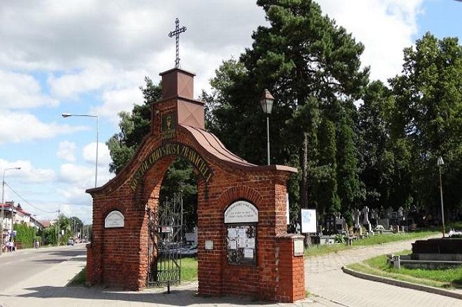 Białystok: Trwa inwentaryzacja na cmentarzu farnym. Gdzie trafią miejsca pochówków? 