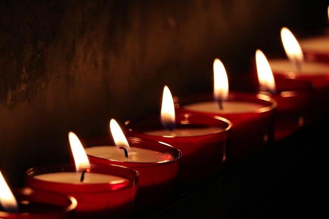 Świeczki za zmarłych - jak uzyskać odpust zupełny?