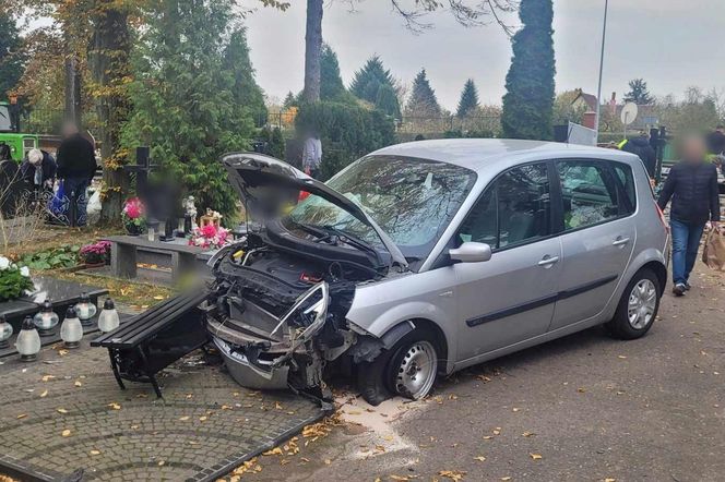  Stargard. Wypadek na cmentarzu. Kierowca staranował ogrodzenie i zniszczył kilka nagrobków [ZDJĘCIA]