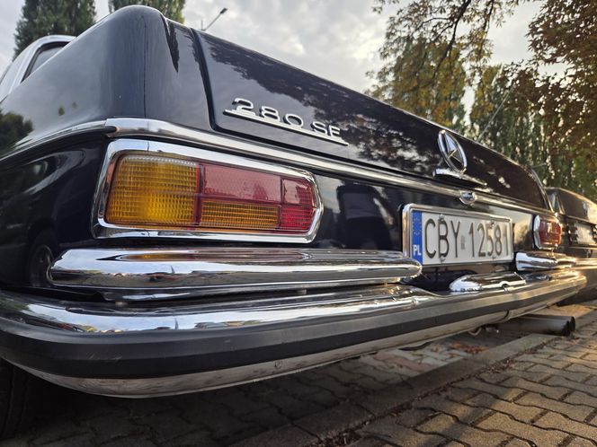 Klasyczna motoryzacja znów zachwyciła Bydgoszcz. „Bydgoskie Klasyki Nocą” przy Torbydzie