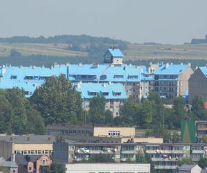 To jedyne osiedle w Małopolsce z niebieskimi dachami. Miejscowi nazywają je „Smerfami”