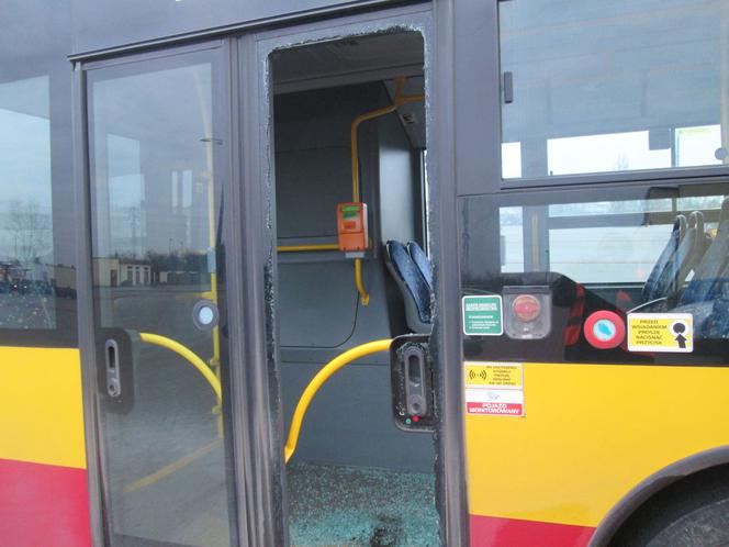 Strzały wybiły szyby w autobusie