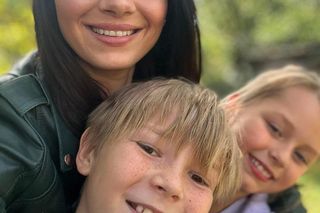 	M jak miłość na planie. Iza (Adriana Kalska), Szymek (Staś Szczypiński), Maja (Laura Jankowska)