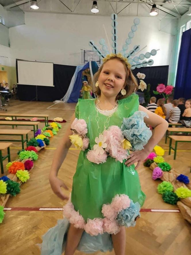 Na Ekologicznym Pokazie Mody w SP nr 10 w Siedlcach nie zabrakło strojów na każdą porę roku, wieczorowych, a nawet ślubnych!