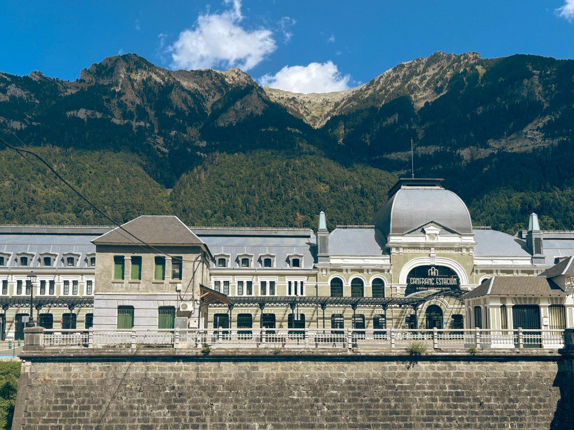  Canfranc Estación, Hiszpania. Dawny dworzec kolejowy zamienił się w luksusowy hotel