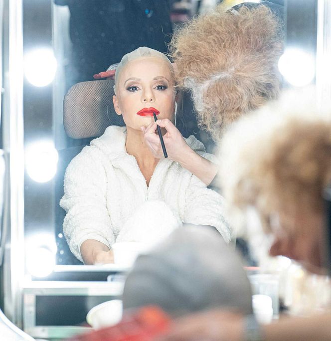 Edyta Herbuś - łysa śpiewaczka