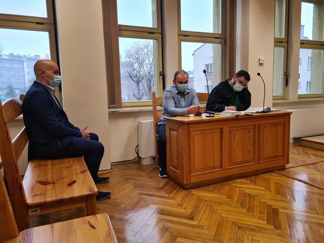 Zwolnieni ratownicy medyczni z Przemyśla przed sądem walczą o przywrócenie do pracy [ZDJĘCIA]
