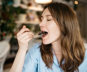 Wypij herbatkę, zjedz czekoladkę i zbij ciśnienie? Badanie pokazuje, jak je obniżyć bez leków
