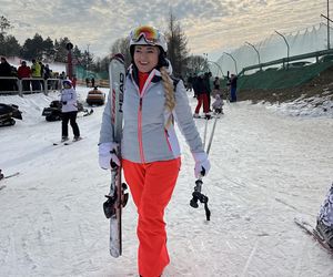 Na nartach podjadała mężowi frytki