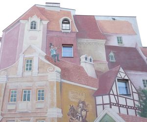 To najsłynniejszy mural w Poznaniu. Jest wizytówką zabytkowej dzielnicy